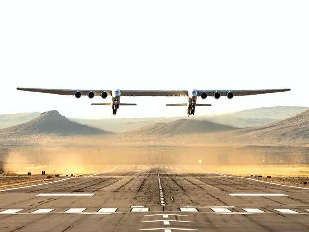 世界上最大的飞机——“平流层发射”（Stratolaunch）起飞插图